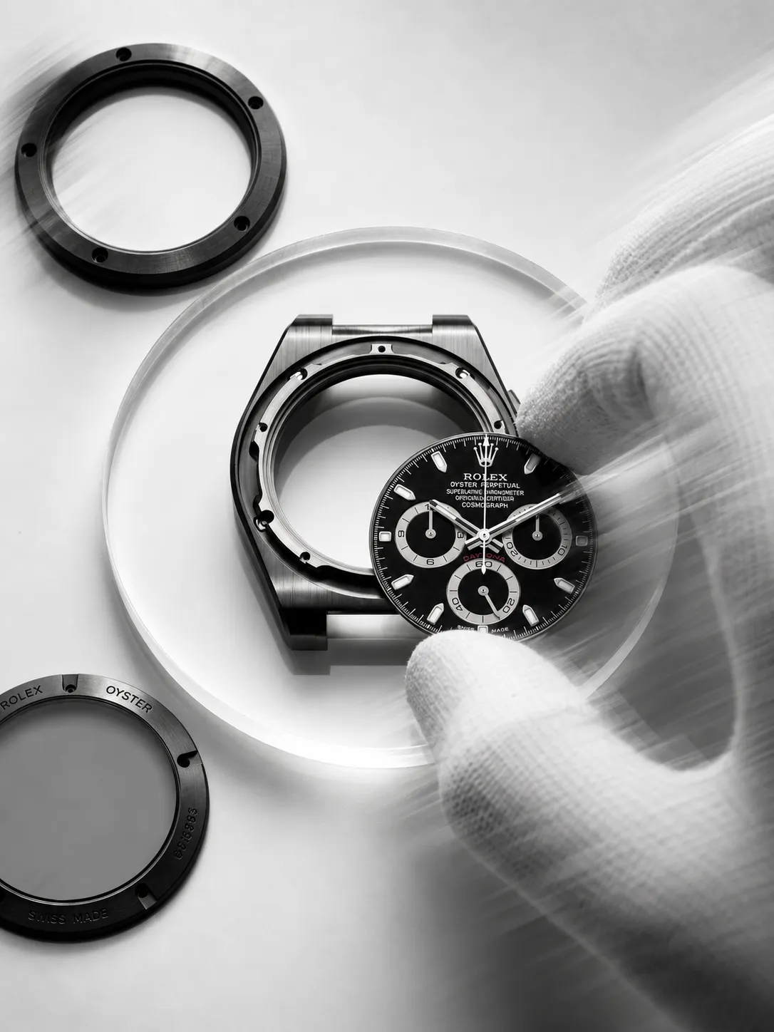 Horloger manipulant le cadran d'une montre Rolex démontée